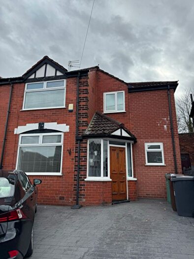 4 Bedroom Semi-Detached House To Rent In Meade Hill Road, Prestwich, M25