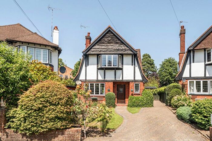 3 Bedroom Detached House For Sale In The Close, West Byfleet, Surrey, KT14