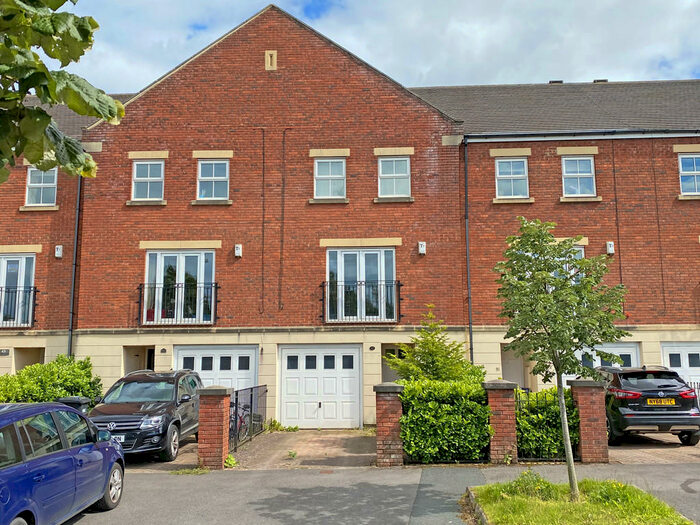 4 Bedroom Town House To Rent In Hutton Gate, Harrogate, HG2