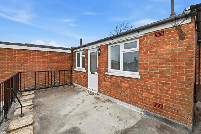 1 Bedroom Flat To Rent In High Street, Epping, CM16