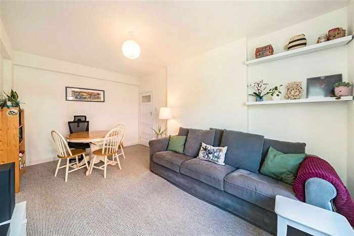 1 Bedroom Flat For Sale In Brixton Hill, Brixton, SW2