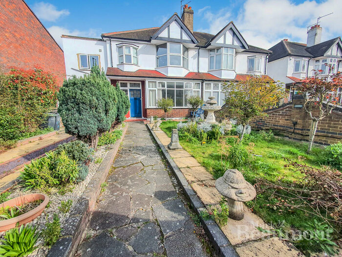 1 Bedroom Ground Flat To Rent In College Park Close, London, SE13