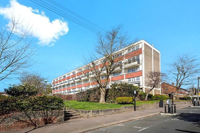 2 Bedroom Flat To Rent In Park Court, Grosvenor Park Road, E17