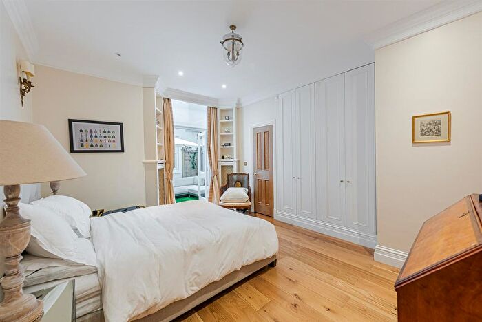 2 Bedroom Flat For Sale In Collingham Road, London, SW5