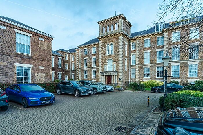 2 Bedroom Flat To Rent In Princess Park Manor, Royal Drive, London, N11