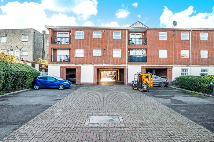 2 Bedroom Flat For Sale In Croydon Road, Beckenham, Kent, BR3