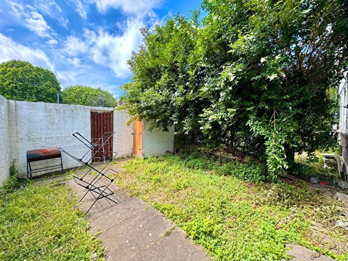 3 Bedroom Flat To Rent In Barnardo Street, London, E1