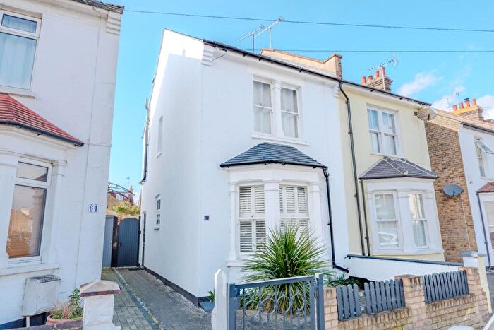 3 Bedroom End Of Terrace House For Sale In Leighville Grove, Leigh-On-Sea, SS9