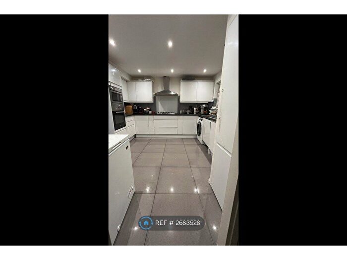 3 Bedroom Terraced House To Rent In Springate Field, Slough, SL3