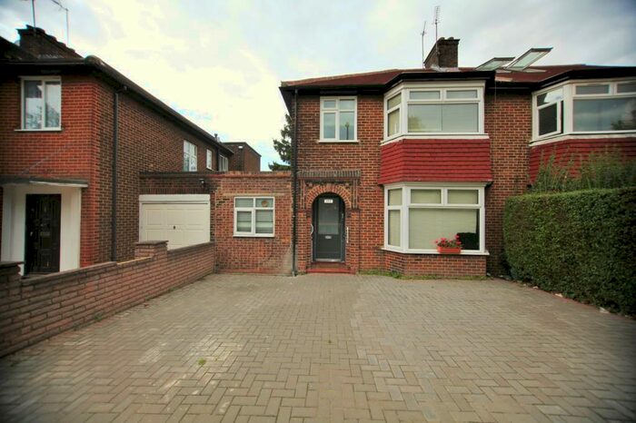 Flat To Rent In The Vale, Golders Green, NW11