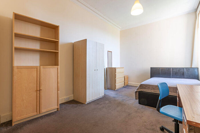 3 Bedroom Flat To Rent In L – South Oxford Street, Edinburgh, EH8