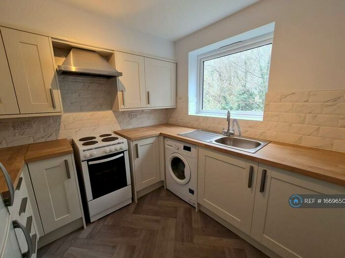 2 Bedroom Flat To Rent In Blair Close, Hemel Hempstead, HP2