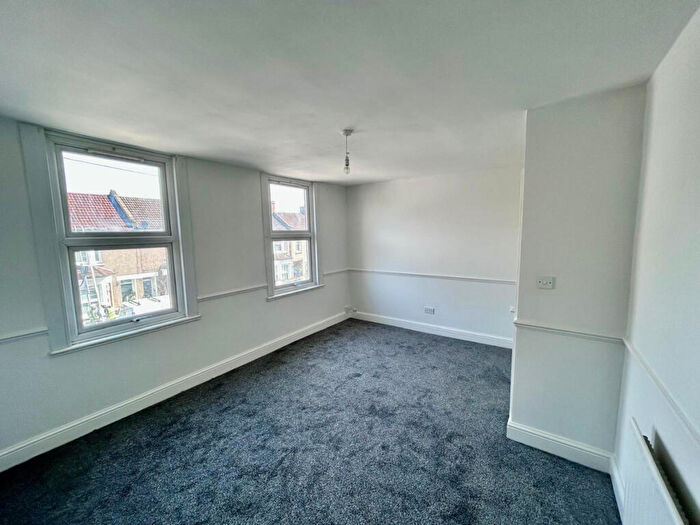 2 Bedroom Apartment To Rent In Parish Lane, London, SE20