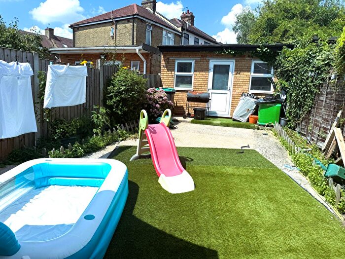 1 Bedroom Flat To Rent In Horns Road, Ilford, IG6