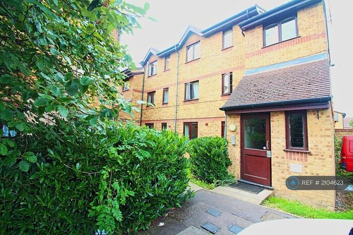 2 Bedroom Flat To Rent In Overton Drive, Ilford, RM6