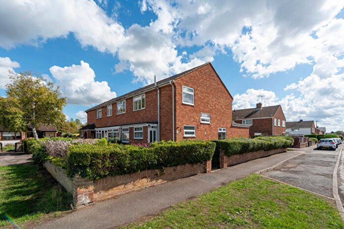3 Bedroom End Of Terrace House For Sale In Barry Avenue, Bicester, OX26