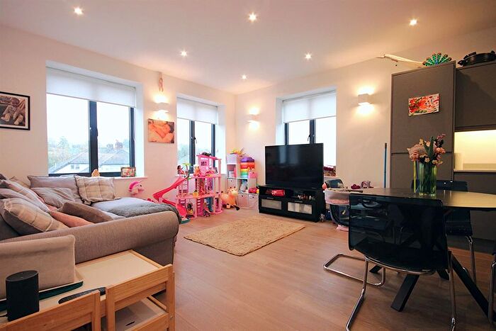 2 Bedroom Flat To Rent In Bay Tree Avenue, Leatherhead, KT22