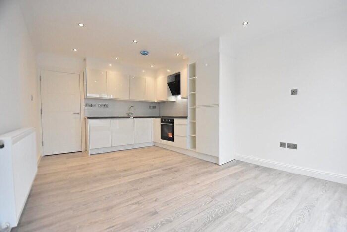 3 Bedroom Apartment To Rent In Three Bedroom Flat To Rent In Epsom, KT17