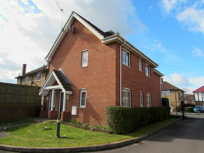 2 Bedroom Ground Flat To Rent In Malmesbury Road, Morden, Surrey, SM4