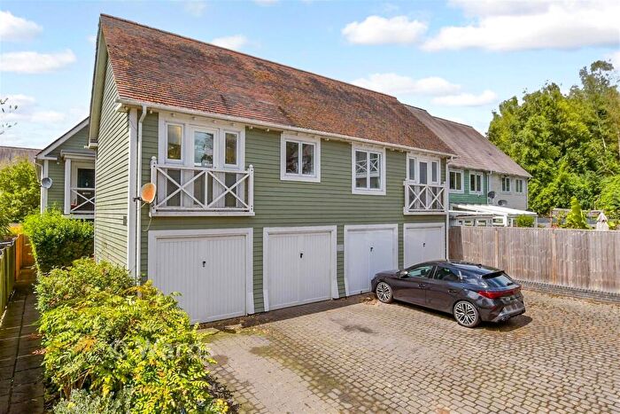 2 Bedroom Coach House For Sale In Lambe Close, Snodland, Kent, ME6