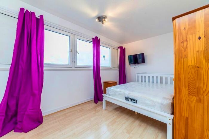 3 Bedroom Flat To Rent In Timsbury Walk, London, SW15