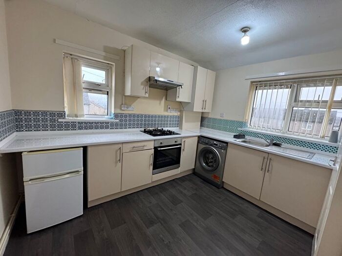 2 Bedroom Flat To Rent In Lymington Drive, Bradford, West Yorkshire, BD4