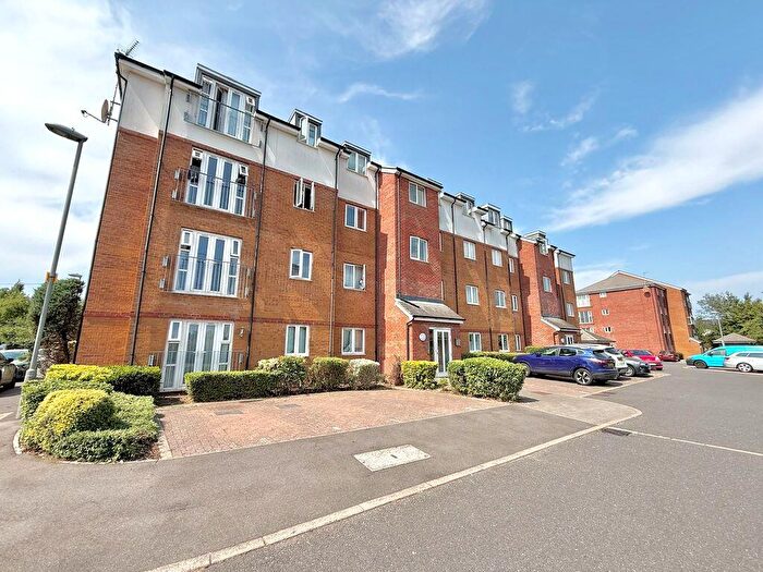 2 Bedroom Flat For Sale In Stokers Close, Dunstable, LU5
