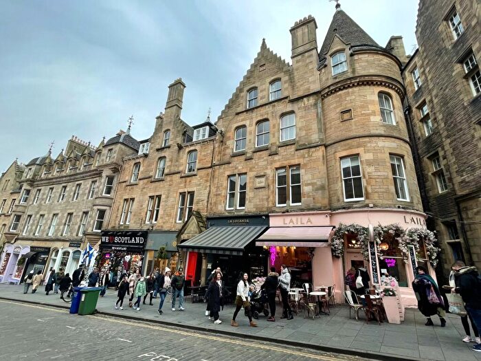 3 Bedroom Flat To Rent In Cockburn Street, Edinburgh, EH1