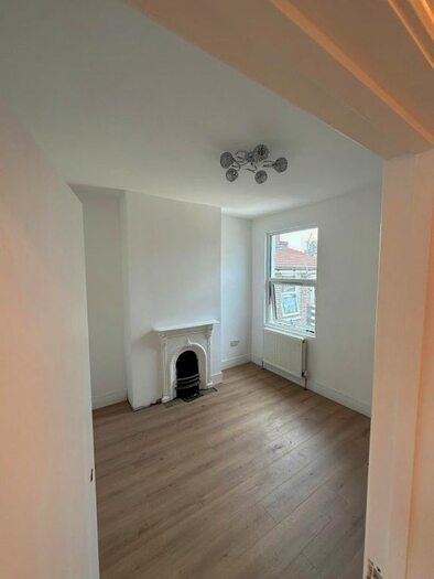 4 Bedroom Maisonette To Rent In Springfield Road, London, N15