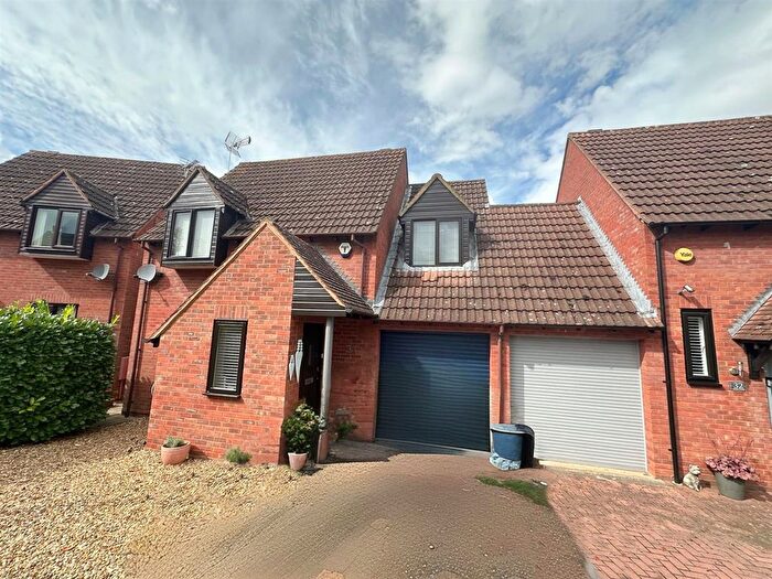 3 Bedroom Link Detached House To Rent In Massie Close, Willen Park, Milton Keynes, MK15