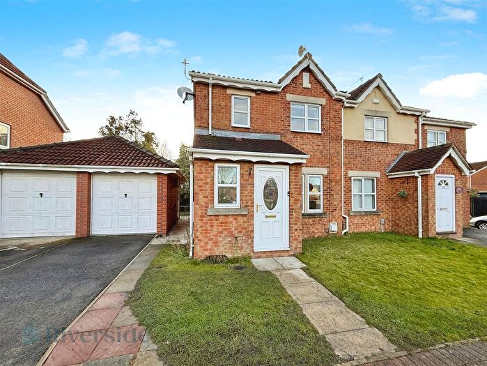 3 Bedroom Semi Detached House For Sale In Charlestown Way, Hull, HU9