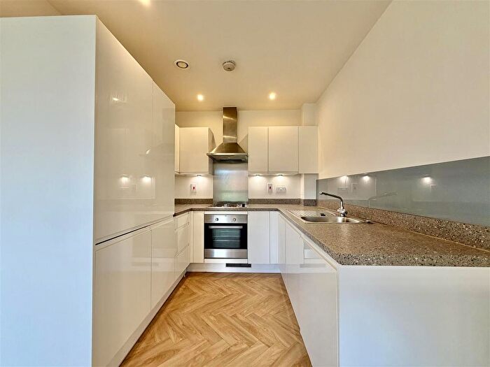 1 Bedroom Flat For Sale In Mayfair Court, Hunting Place, Heston, TW5