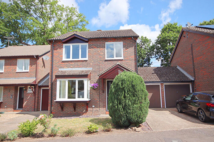 3 Bedroom Link Detached House For Sale In Rosehill, Billingshurst, RH14