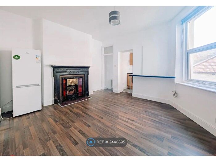 3 Bedroom Flat To Rent In Brixton Hill, London, SW2