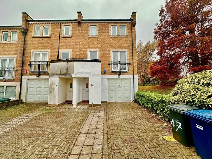 4 Bedroom Town House To Rent In Coverdale Road, Friern Barnet, London, N11