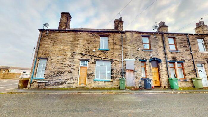 3 Bedroom Flat To Rent In Collinson Street, Cleckheaton, BD19