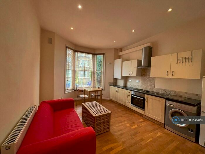 2 Bedroom Flat To Rent In Cologne Road, London, SW11