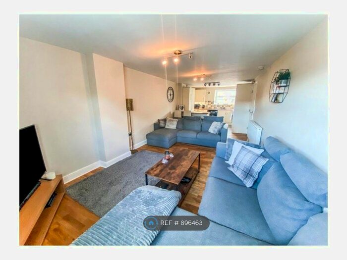 2 Bedroom Flat To Rent In Halls Of Freedom, Queensbury, Bradford, BD13