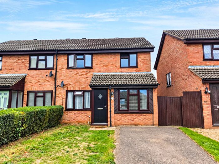 3 Bedroom Semi-Detached House For Sale In Chapman Close, Potton, Sandy, SG19