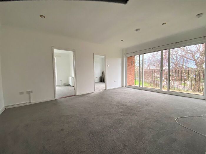 2 Bedroom Flat To Rent In Ferndown Close, Taunton, Somerset, TA1