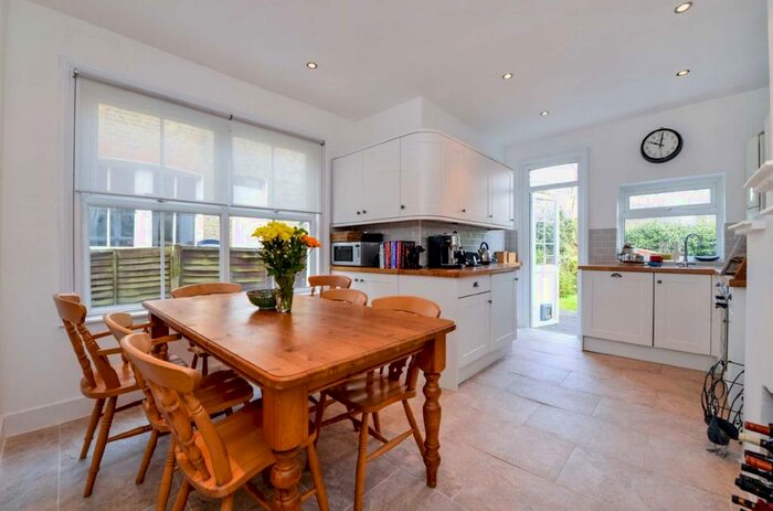 2 Bedroom Flat To Rent In Dornton Road, London, SW12