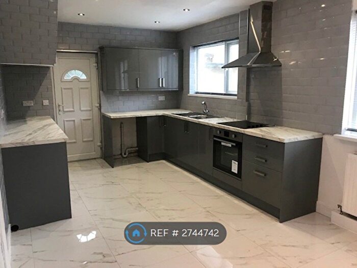 3 Bedroom Semi-Detached House To Rent In Southfield Road, Huddersfield, HD5