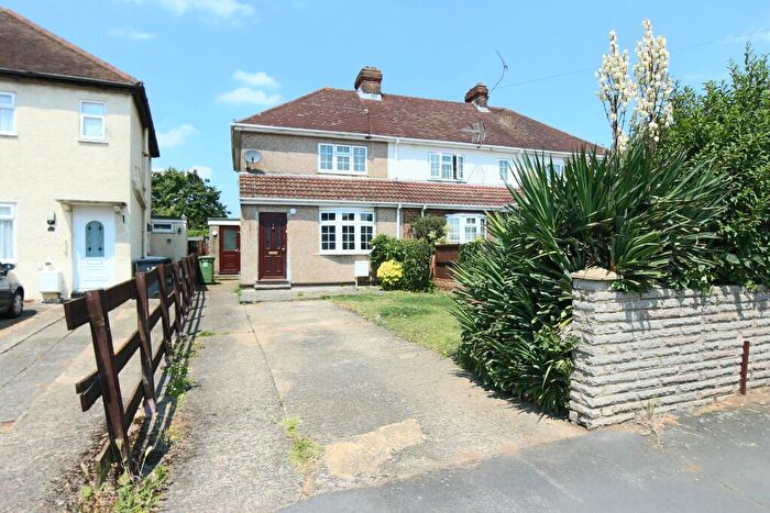 3 Bedroom Semi-Detached House To Rent In Stortford Road, Hoddesdon, EN11