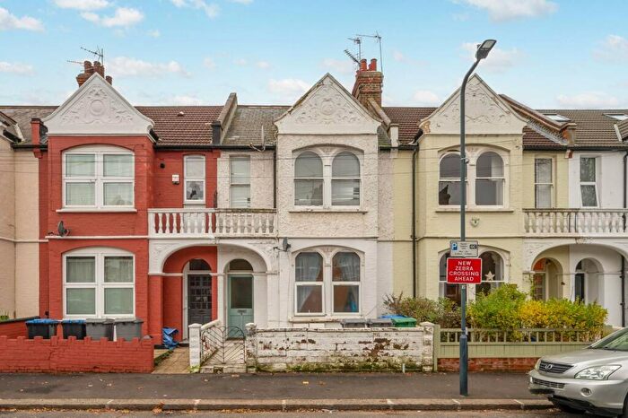2 Bedroom Flat For Sale In Linacre Road, Willesden Green, London, NW2