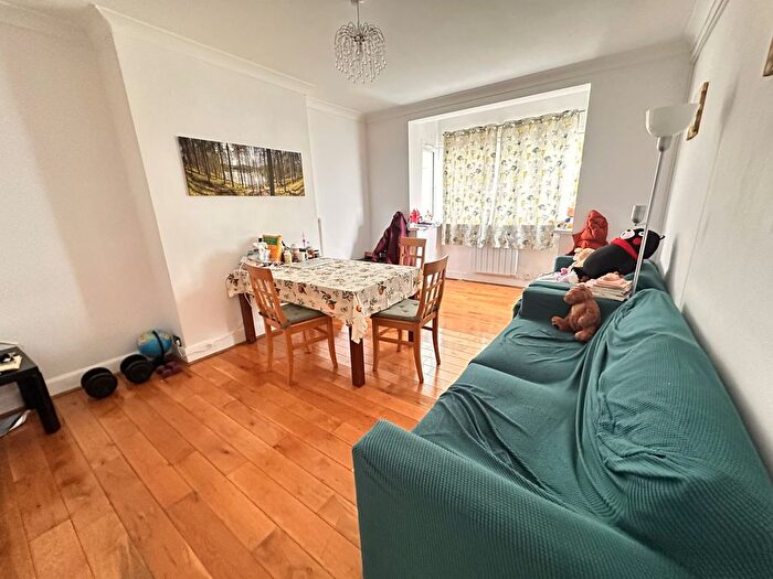 3 Bedroom Flat To Rent In Cecil Close, Mount Avenue, Ealing, W5