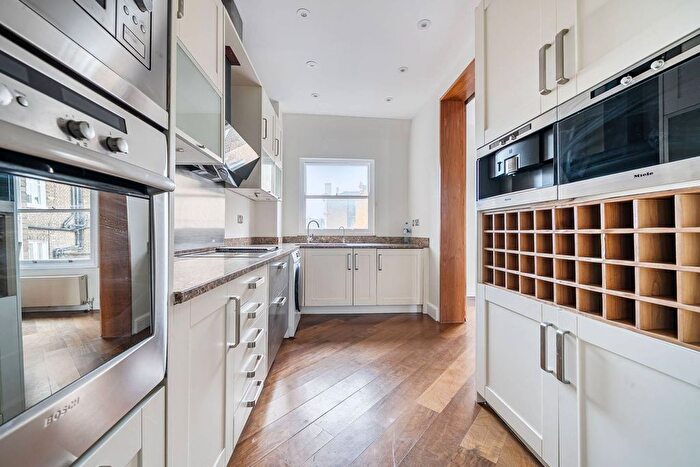 3 Bedroom Maisonette To Rent In Queens Gate, South Kensington, London, SW7