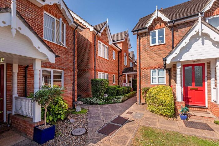 2 Bedroom Flat For Sale In Alston Gardens, Maidenhead, SL6