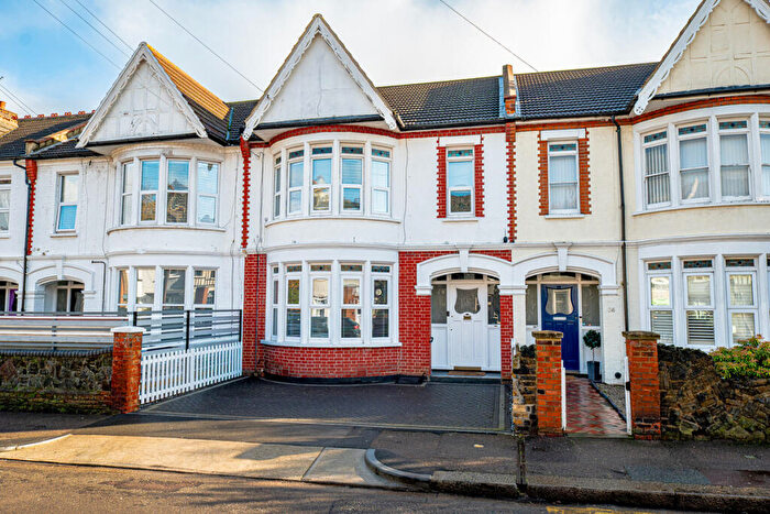 2 Bedroom Apartment For Sale In Elderton Road, Westcliff-on-sea, SS0