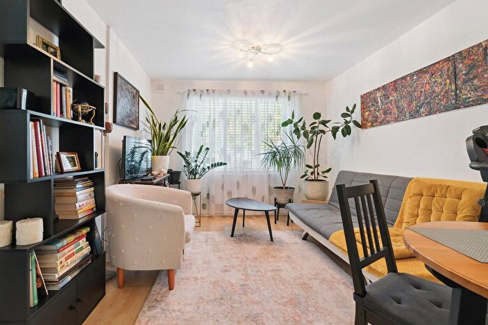 2 Bedroom Flat For Sale In Heathfield Drive, Mitcham, CR4