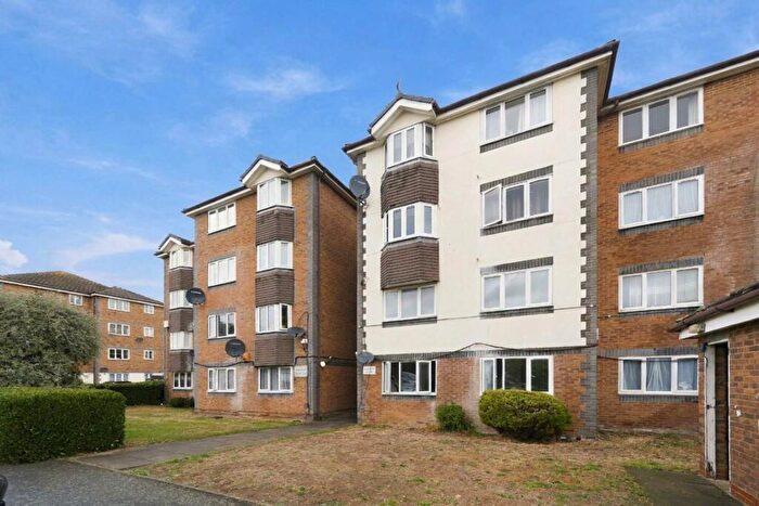 1 Bedroom Flat To Rent In Tennyson Close, Enfield, EN3